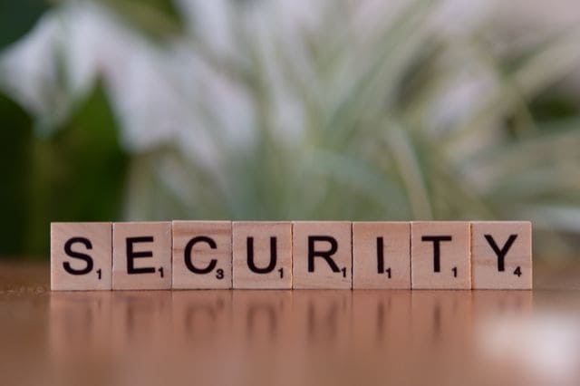 Un escudo digital protector compuesto por cadenas de código supervisando gráficos de transacciones corporativas para prevenir delitos financieros.