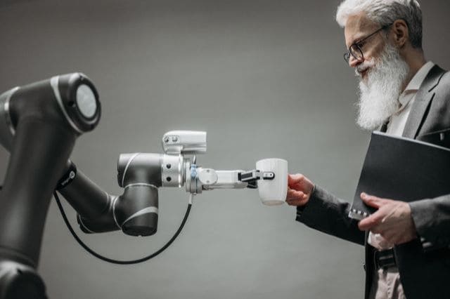 Una representación visual de una tesorería digital con un agente de inteligencia artificial analizando propuestas de inversión y contratos de financiamiento.