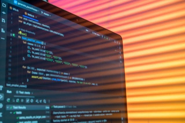 Un esquema conceptual que muestra múltiples nodos de agentes de inteligencia artificial interconectados votando y tomando decisiones corporativas estratégicas.