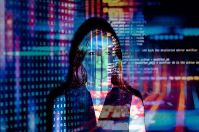 Ilustración tridimensional de un núcleo de código y contratos inteligentes envuelto por una estructura jurídica dorada protectora.
