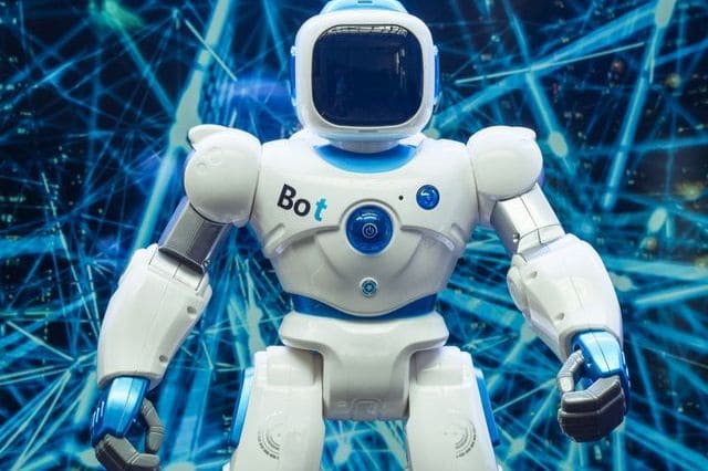 Un escudo protector digital rodeando una red de agentes de inteligencia artificial y servidores de tesorería frente a vectores de ataque e imprevistos operativos.