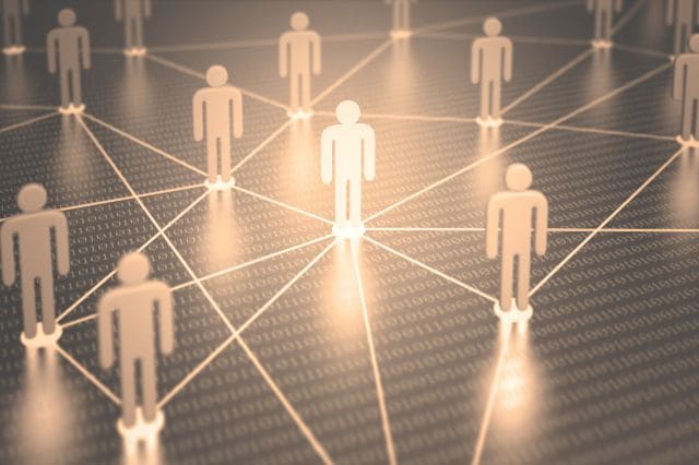 diferencias esenciales entre el modelo operativo de una empresa autónoma y la estructura jurídica de una sociedad automatizada por IA.